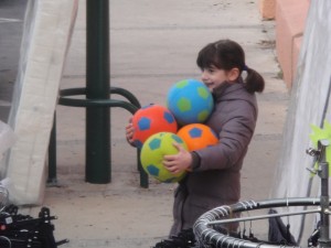 Cécile et ses ballons au marché