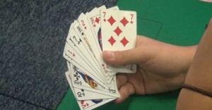 Une main au jeu de cartes
