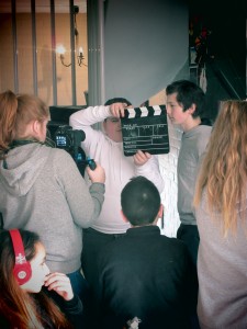Emeline à la caméra, Anki au clap, Alexis nous montre son plus beau profil d'acteur, Shanon est au son et Rayane nous montre son dos!